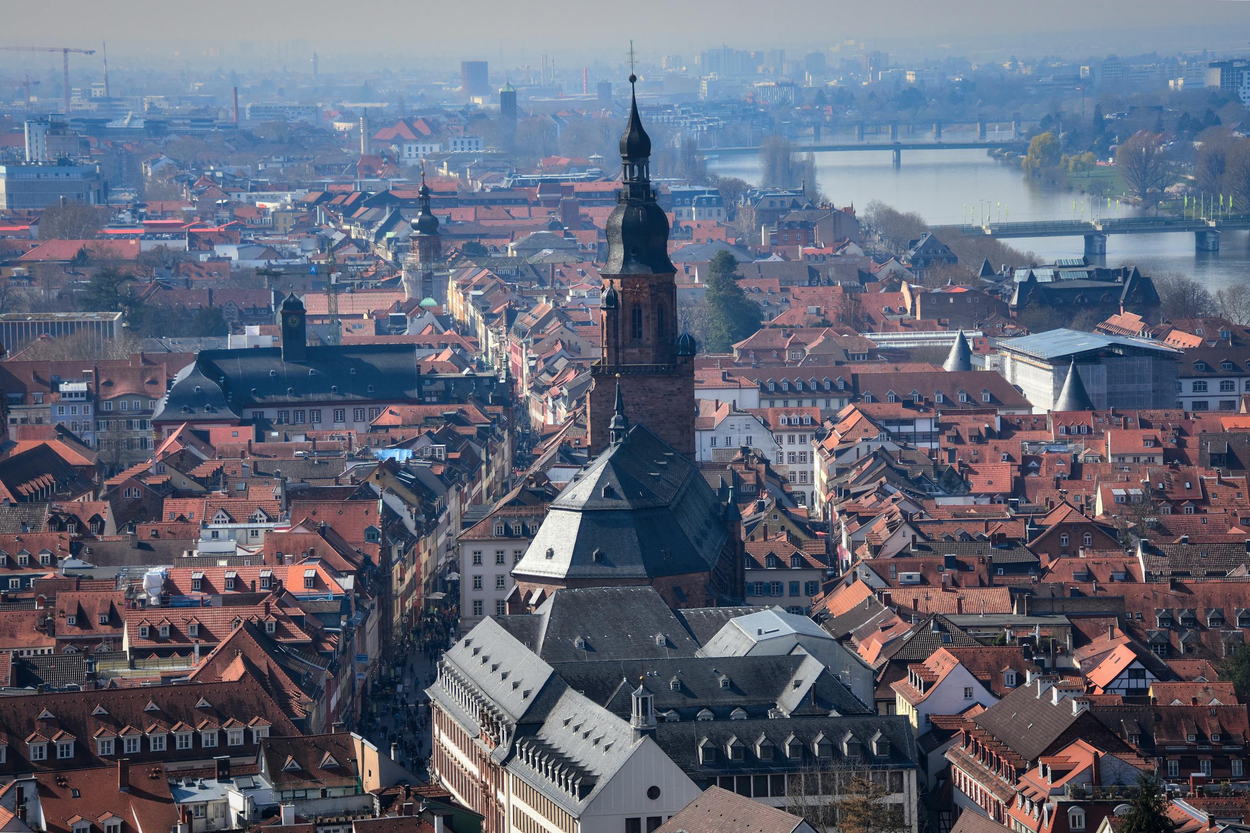 Explore the stunning aerial view of Heidelberg's old town featuring gothic architecture and the Neckar River.